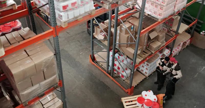 Yüksek raflı bir depoda çalışanlar